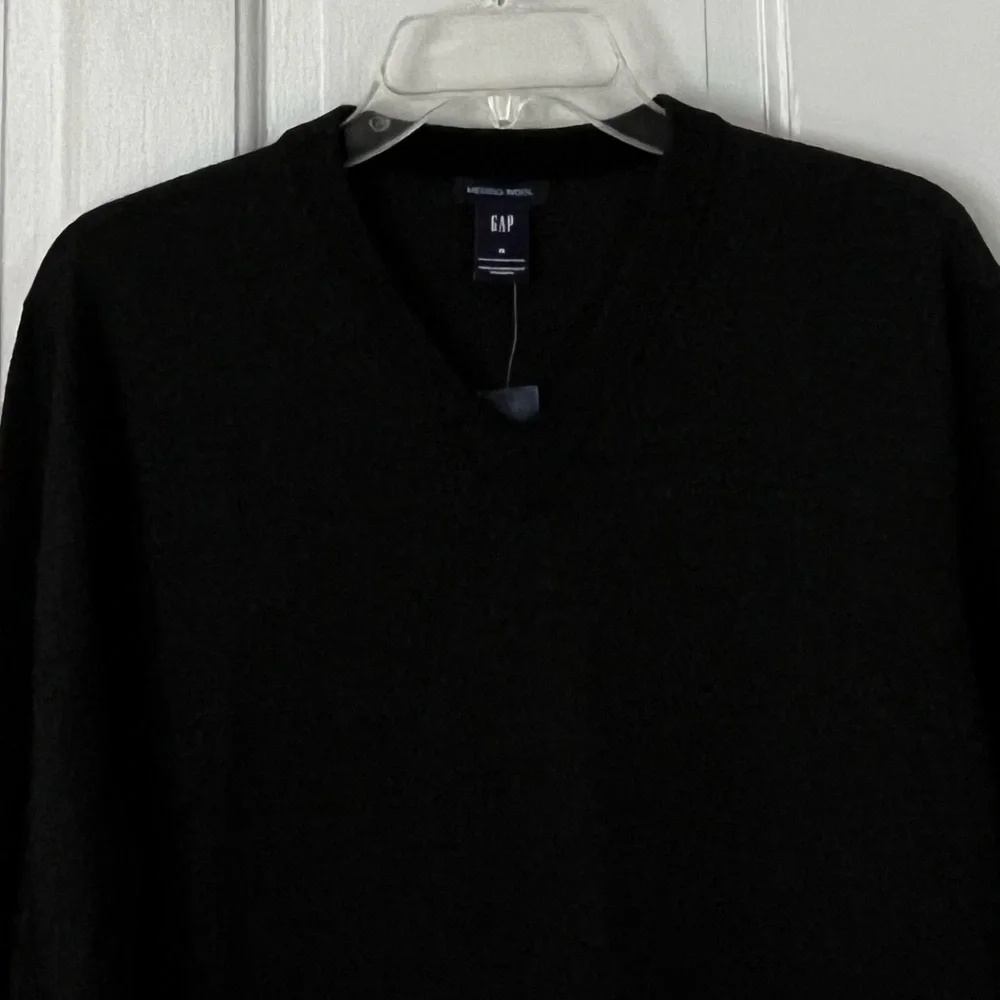 NWT Gap Men’s 100% Merino Wool Charcoal V Neck Sweater Size M Preppy Classic